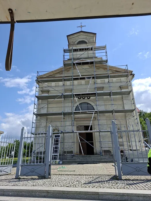 Rusztowania Wynajem i montaż rusztowań elewacyjnych