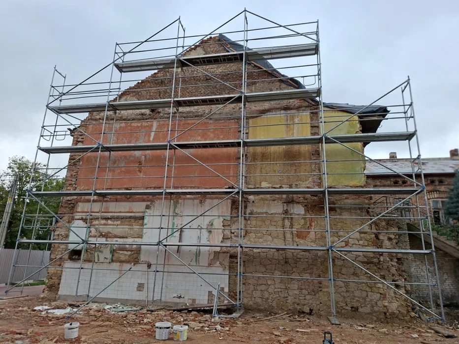 Rusztowania Wynajem i montaż rusztowań elewacyjnych