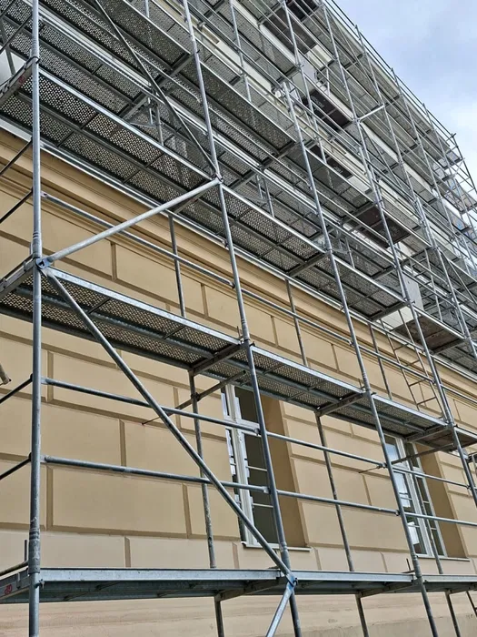 Rusztowania Wynajem i montaż rusztowań elewacyjnych