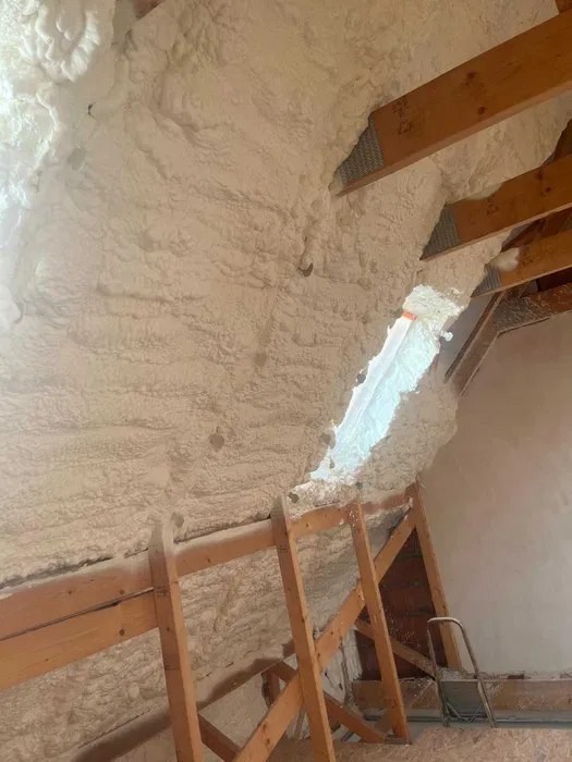 Ocieplenie poddasza,docieplenie,izolacja pianą pur,izolacja natryskowa