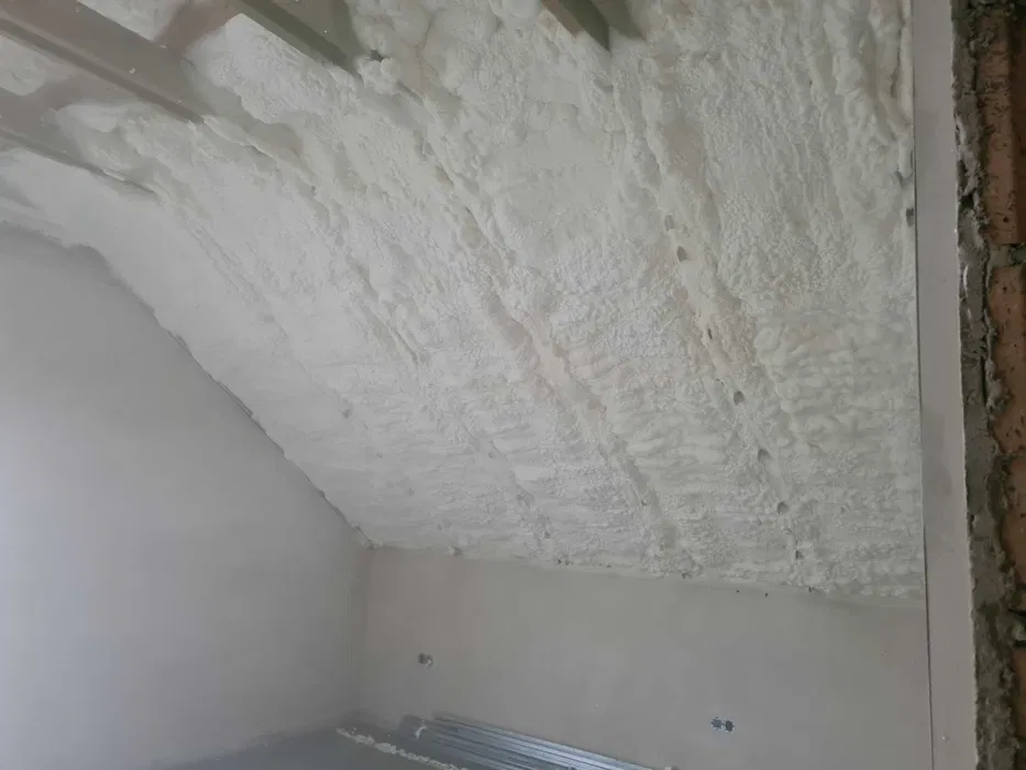 Ocieplanie Docieplenia izolacje natryskowe ocieplenia pianą PUR