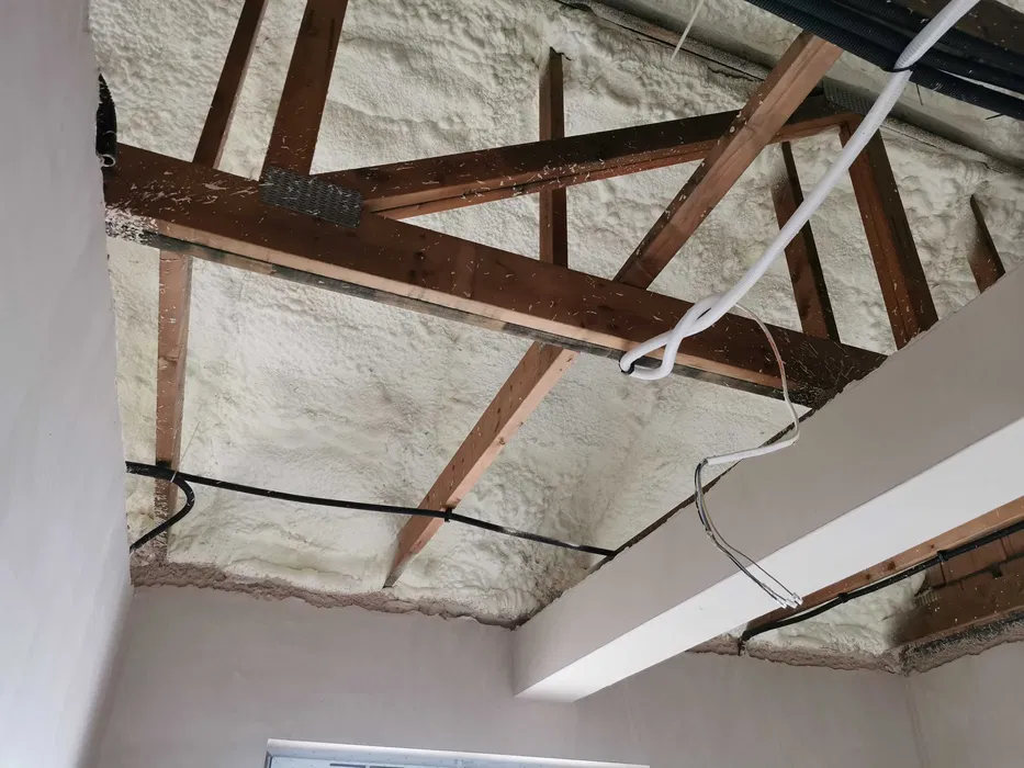 Pianka poliuretanowa, ocieplenie pianką, ocieplanie poddasza pianą PUR