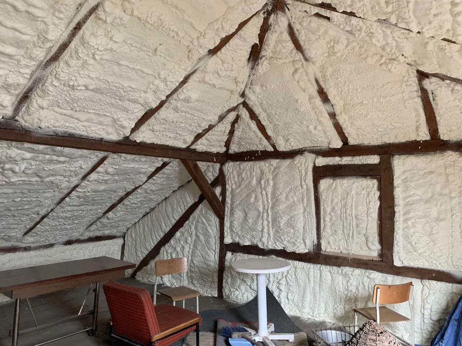 Ocieplanie, izolacje kanadyjską pianą PUR icynene. wdmuchiwanie wełny
