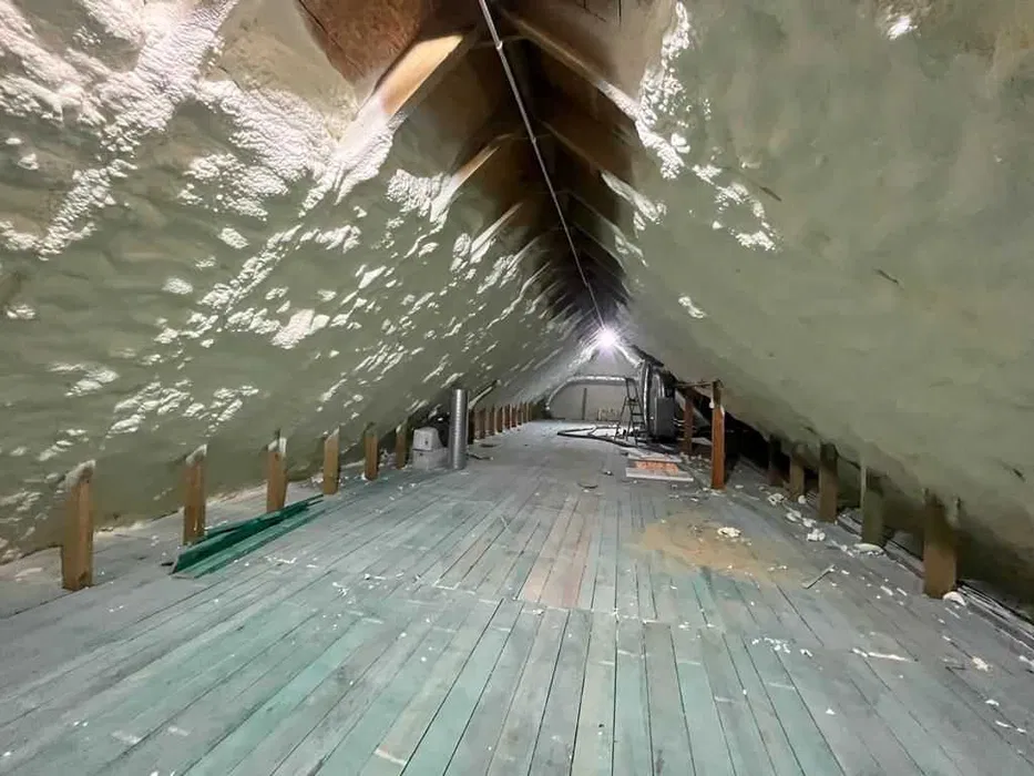 Ocieplenie poddasza,docieplenie,izolacja pianą pur,izolacja natryskowa