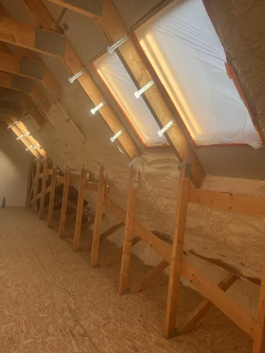 Ocieplenie poddasza,docieplenie,izolacja pianą pur,izolacja natryskowa