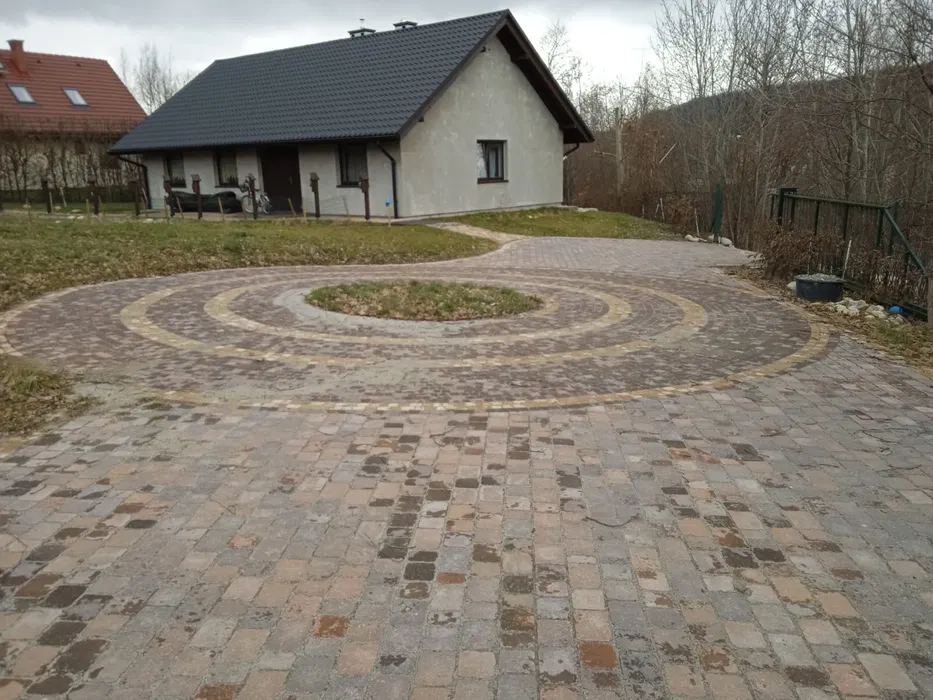 Wykonuję prace brukarskie i ogrodzenia.