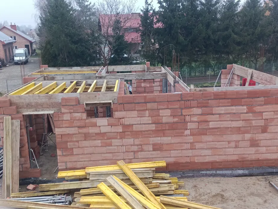 Szalunki stropowe, fundamentowe, rusztowanie elewacyjne, słupowe, BHP