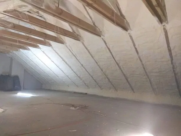 Ocieplanie pianą PUR izolacje natryskowe poddasze fundament pianka