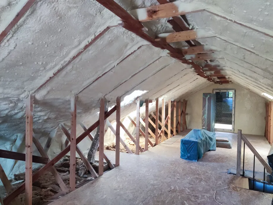 Ocieplanie pianą PUR izolacje natryskowe poddasze fundament pianka