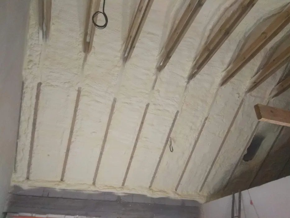 Ocieplanie pianą PUR izolacje natryskowe poddasze fundament pianka