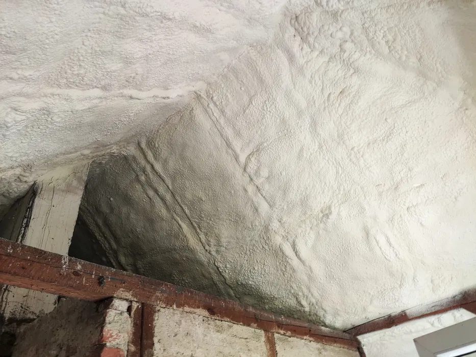Ocieplanie pianą PUR izolacje natryskowe poddasze fundament pianka