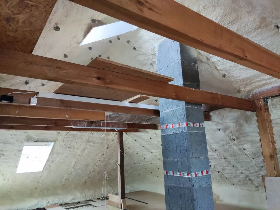 Ocieplanie pianą PUR izolacje natryskowe poddasze fundament pianka