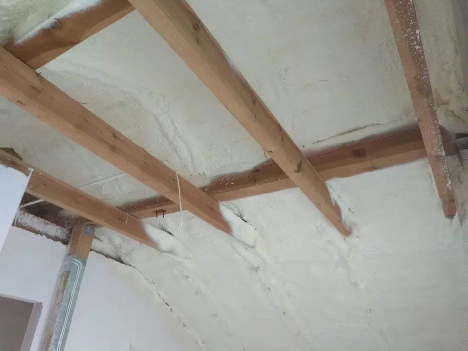 Ocieplanie pianą PUR izolacje natryskowe poddasze fundament pianka
