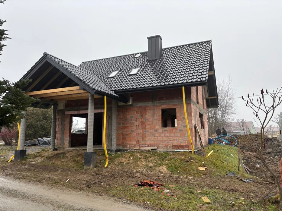 Dachy, więźby dachowe, pokrycia, rynny, kucie kominów.