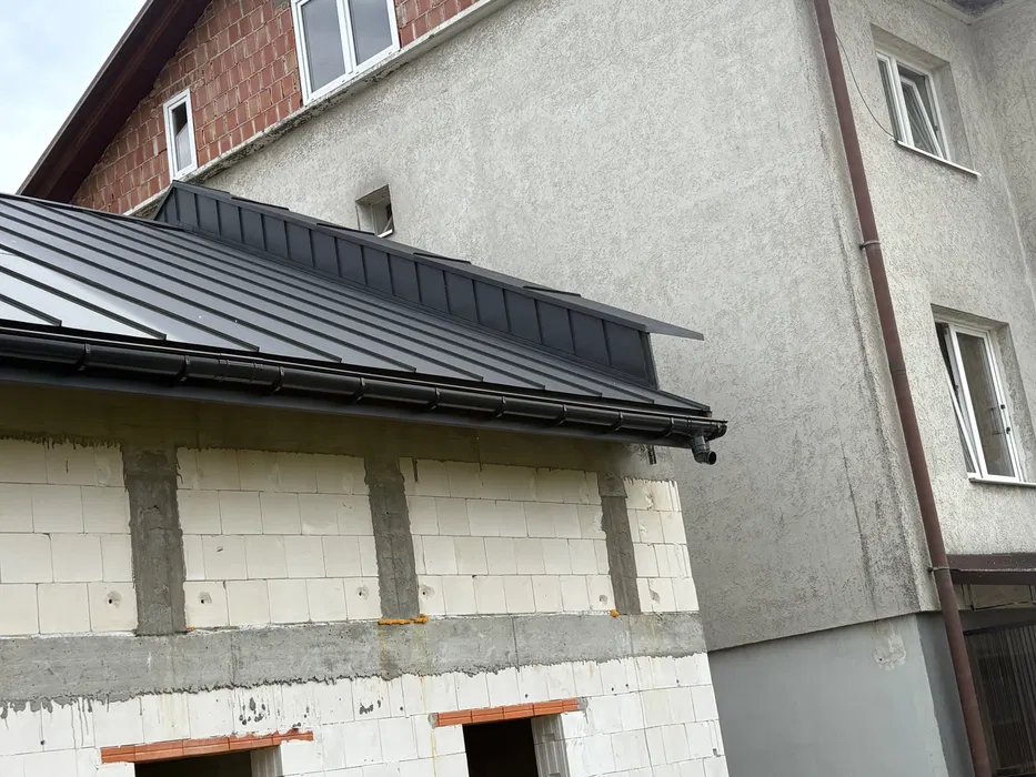 Dachy, więźby dachowe, pokrycia, rynny, kucie kominów.