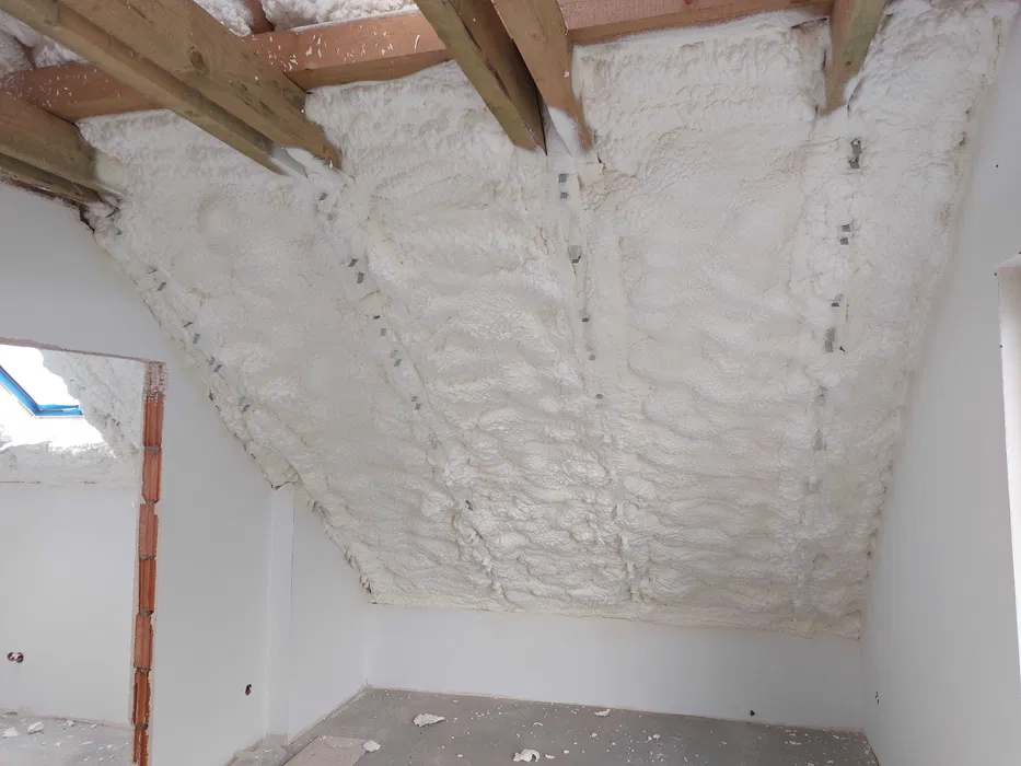 Izolacja piana PUR, Poddasza, fundamenty itp. termoizolacja ocieplenia