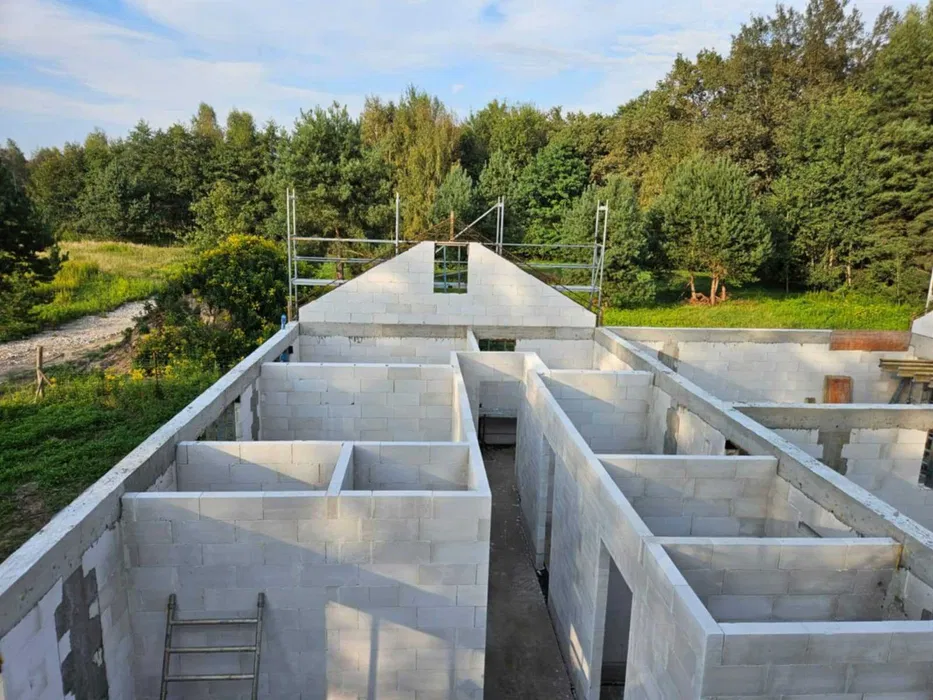 Murowanie ścian, ławy fundamentowe, operaty wodnoprawne.