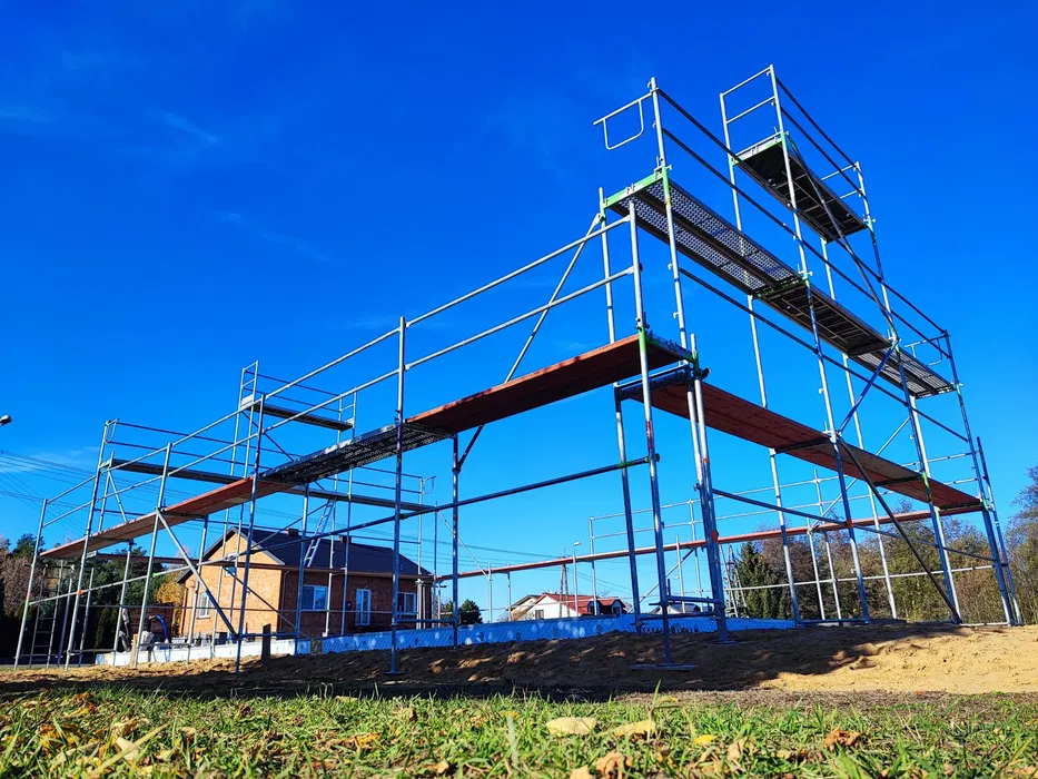 Wynajem (transport montaż-demontaż) rusztowań elewacyjnych