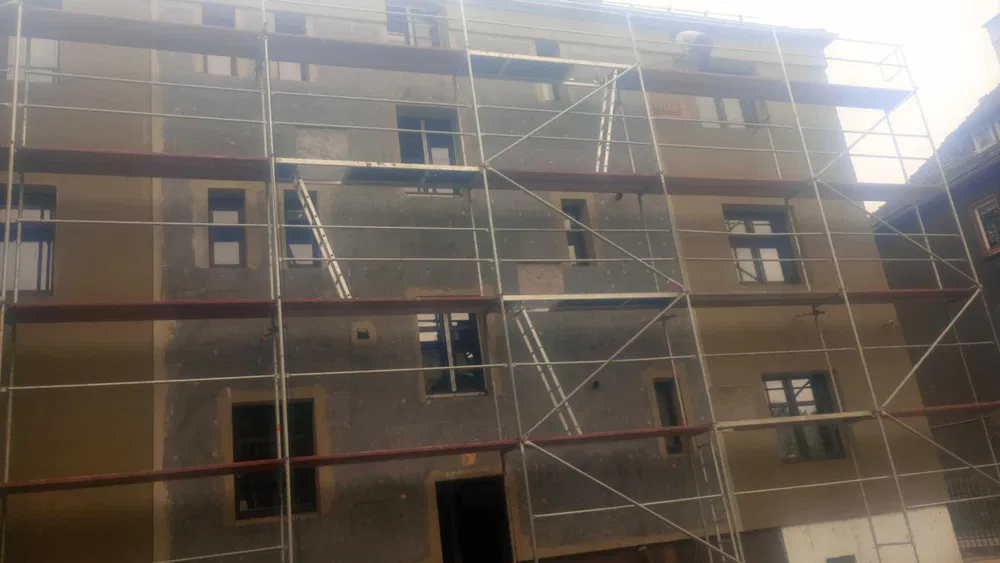 Wynajem rusztowania elewacyjnego Plettac