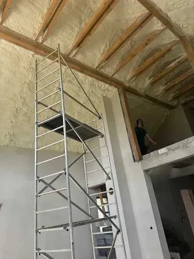 Kompleksowa adaptacja poddaszyOcieplenie PianąPUR zabudowa karton Gips
