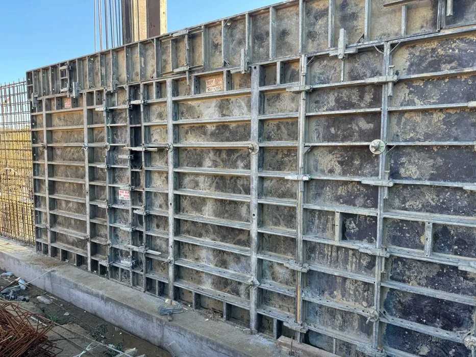 Wynajem i sprzedaż szalunków rusztowań podnośników kontenerów ogrodzeń