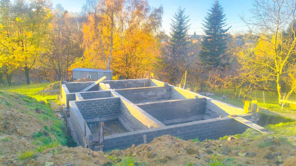 Budowa domu – stany surowe | Fundamenty, płyty, mury, dach