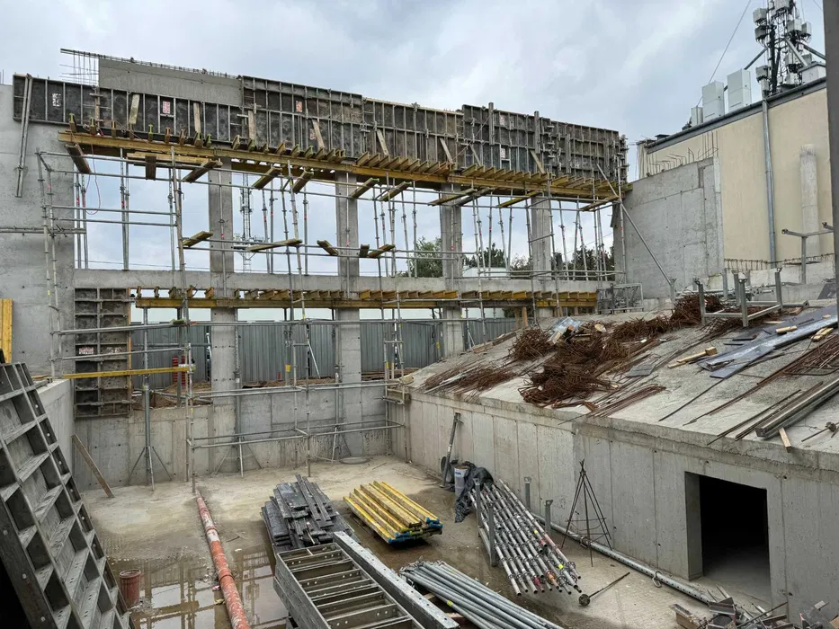 Wynajem sprzedaż szalunków rusztowań podnośników kontenerów ogrodzeń