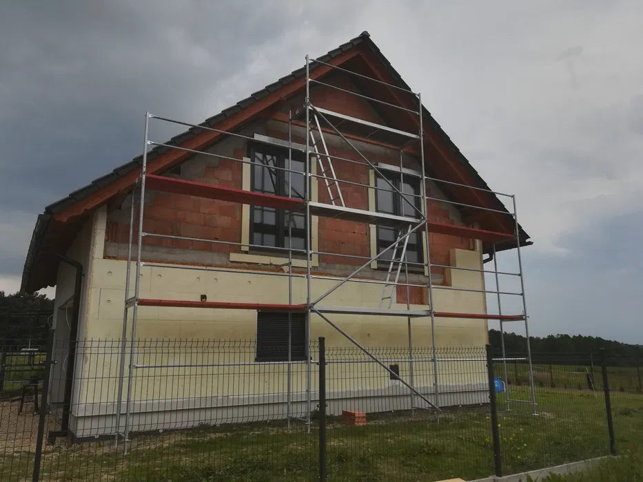 Wynajem rusztowań elewacyjnych Plettac