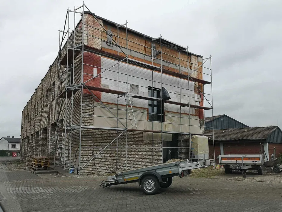 Wynajem rusztowań elewacyjnych Plettac