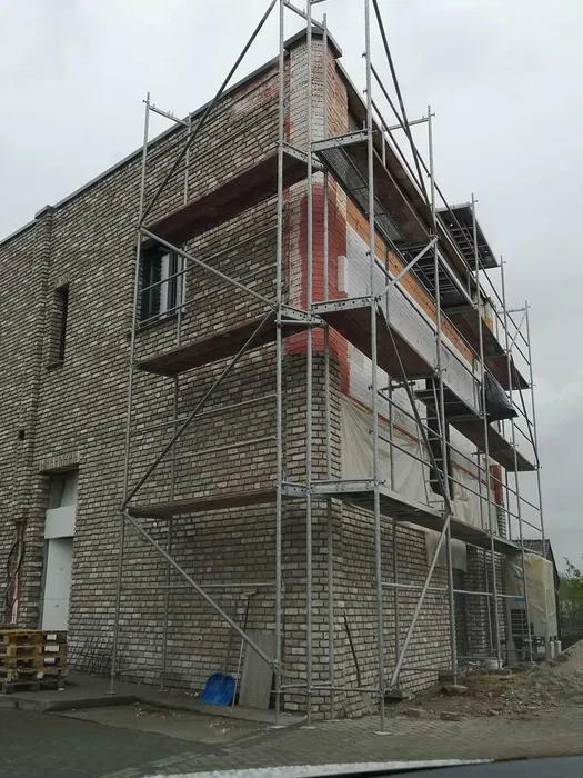 Wynajem rusztowań elewacyjnych Plettac