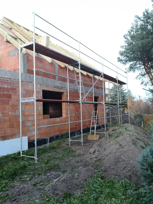 Wynajem rusztowań elewacyjnych Plettac