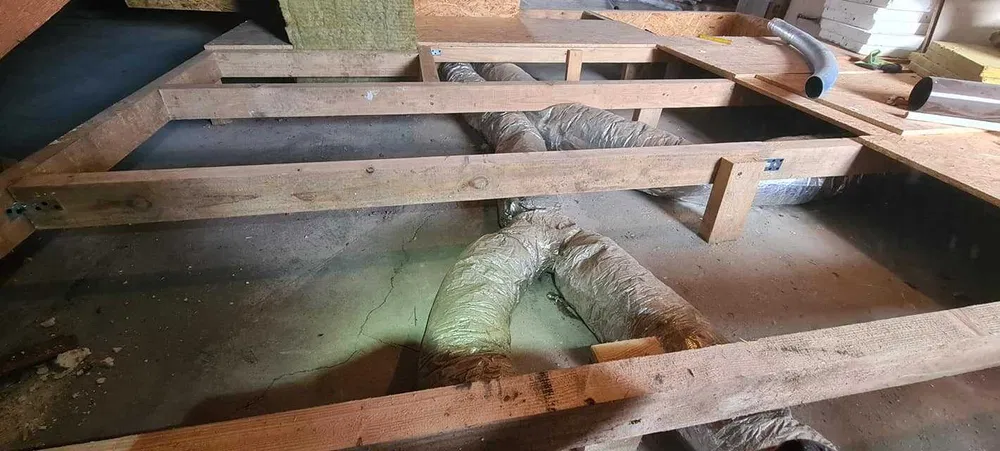 NAPRAWA UZUPEŁNIANIE izolacji poddasza CELULOZĄ ocieplanie stropów PUR