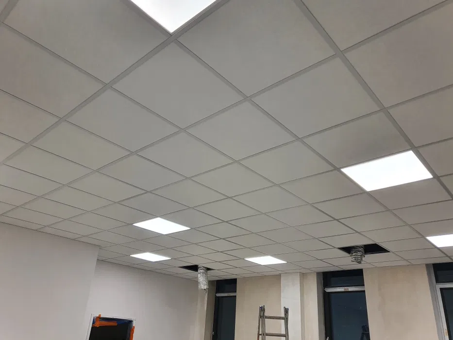 Montaż sufitów podwieszanych, systemowych owa