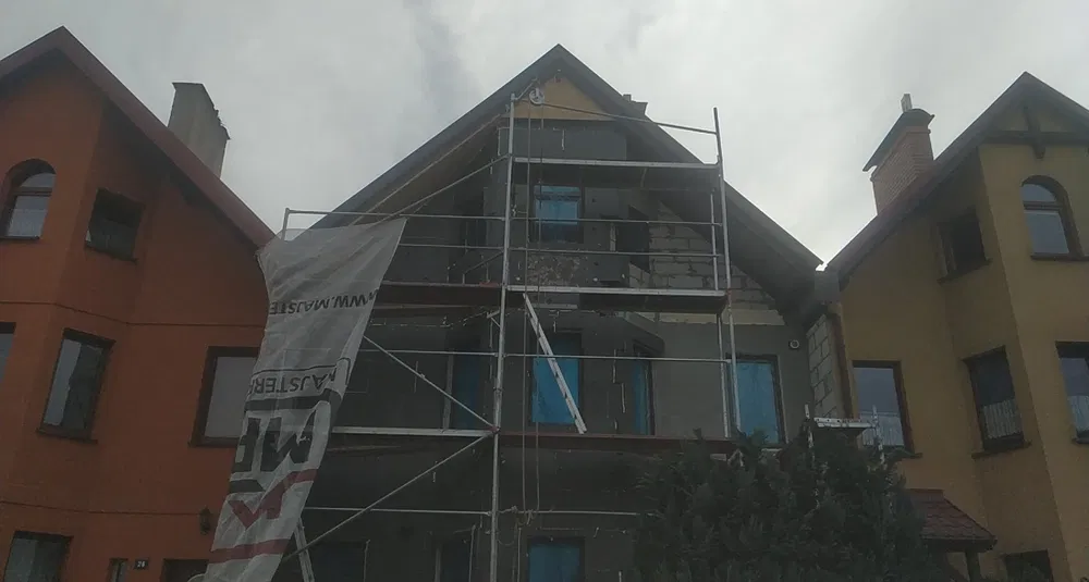 Wynajem rusztowań elewacyjnych