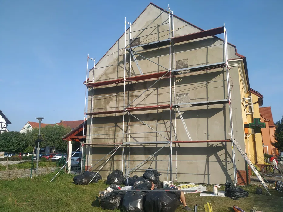 Wynajem rusztowań elewacyjnych