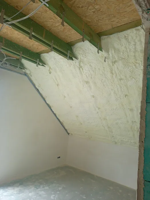 Ocieplenie pianą PUR dachów stropów poddaszy izolacja piana pur