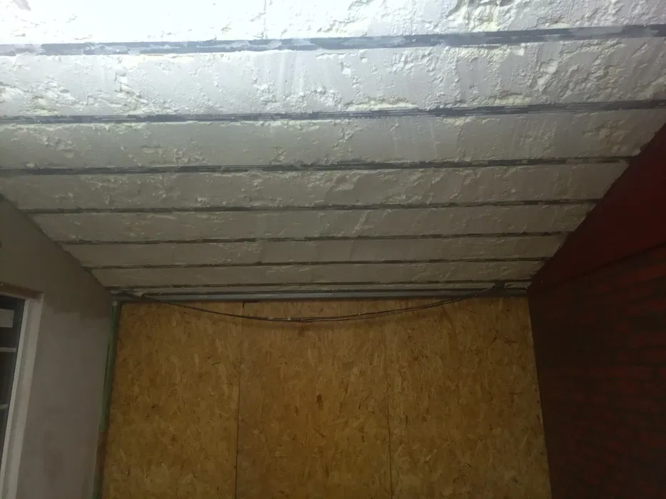 Ocieplenie pianą PUR dachów stropów poddaszy izolacja piana pur