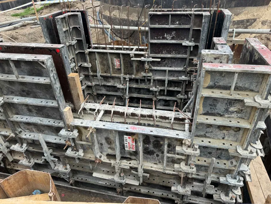 Wynajem i sprzedaż szalunków rusztowań podnośników kontenerów ogrodzeń