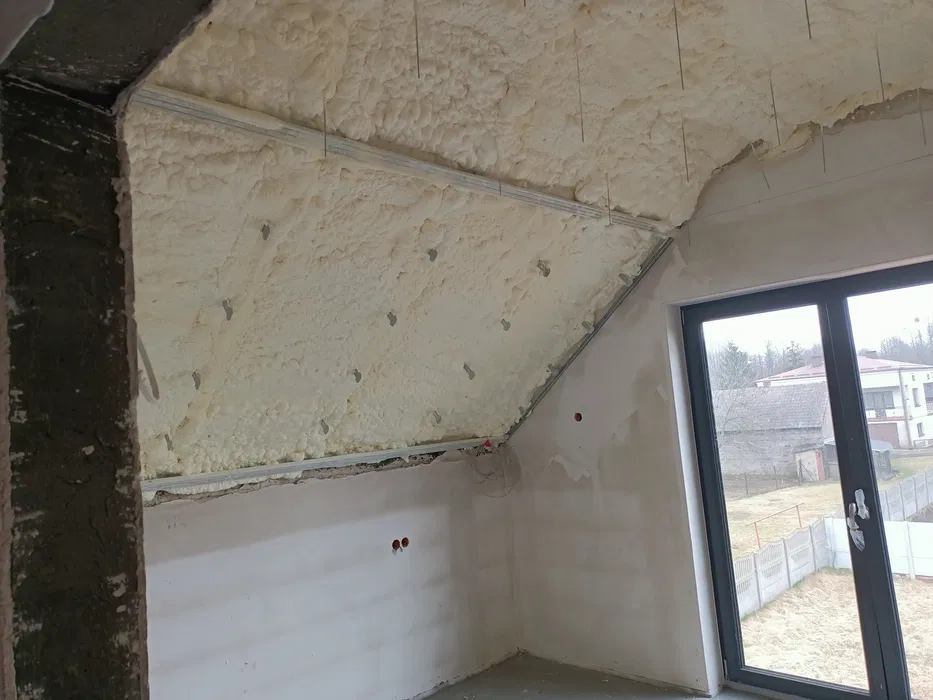 Piana Pur ocieplenie poddasza izolacja pianką RATY , ocieplanie pianą
