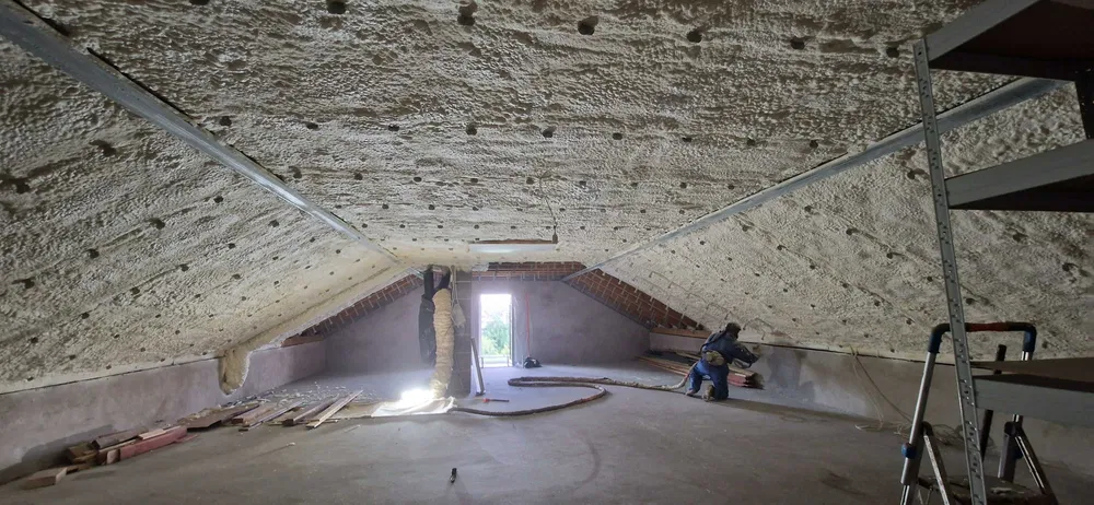 Ocieplenie poddasza PIANA PUR, natrysk, izolacja pianą ocieplenie domu