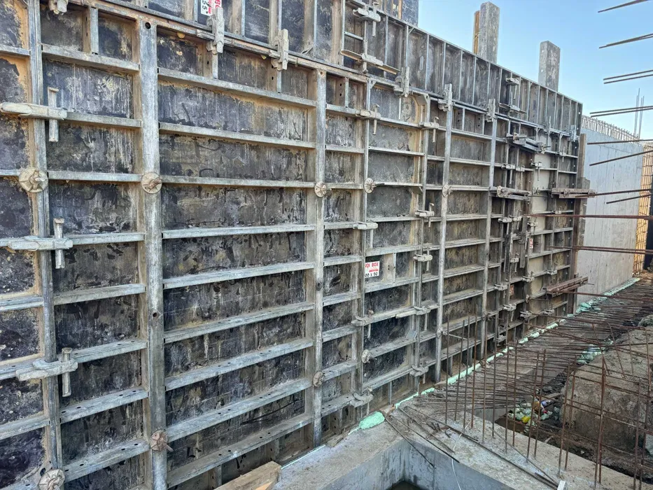 Wynajem sprzedaż szalunków rusztowań podnośników kontenerów ogrodzeń