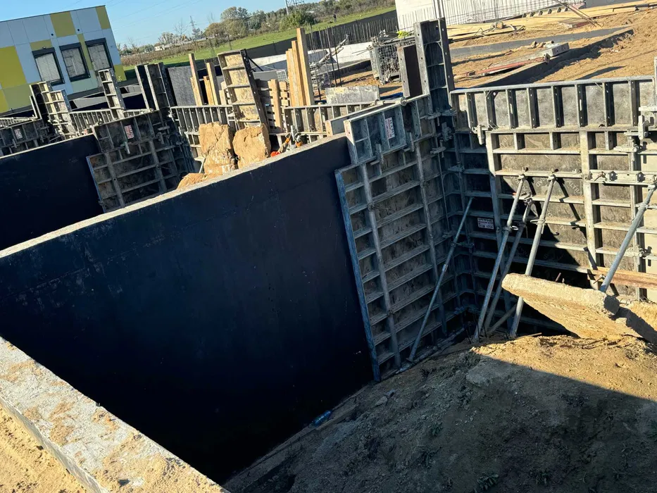 Wynajem i sprzedaż szalunków rusztowań podnośników kontenerów ogrodzeń