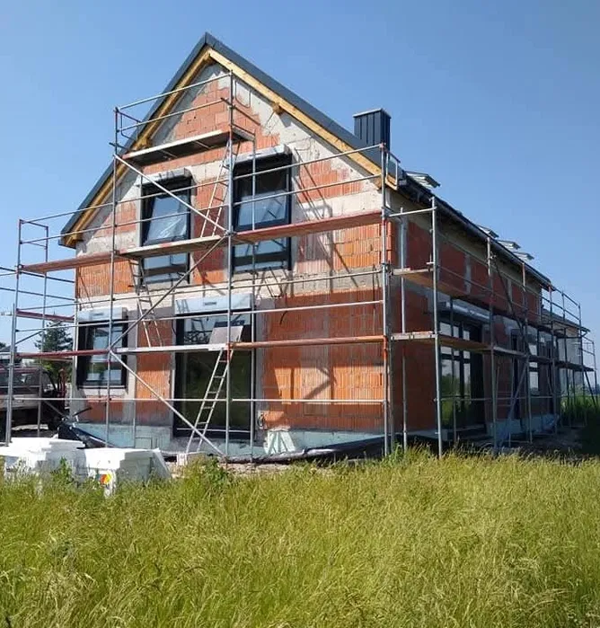 Wynajem rusztowań z transportem na budowę