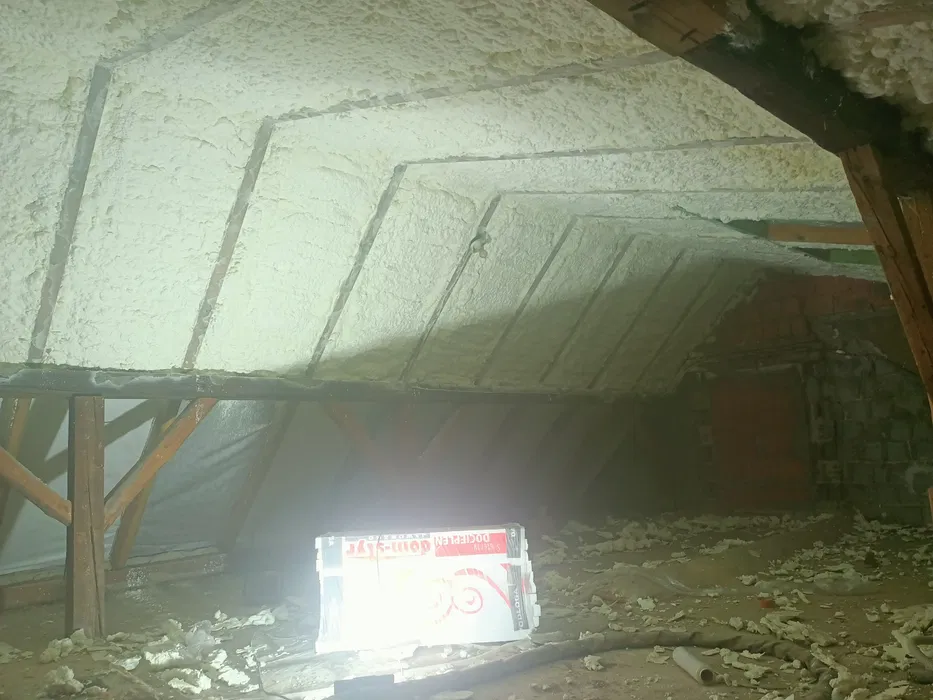 Piana Pur ocieplenie poddasza izolacja pianką RATY , ocieplanie pianą