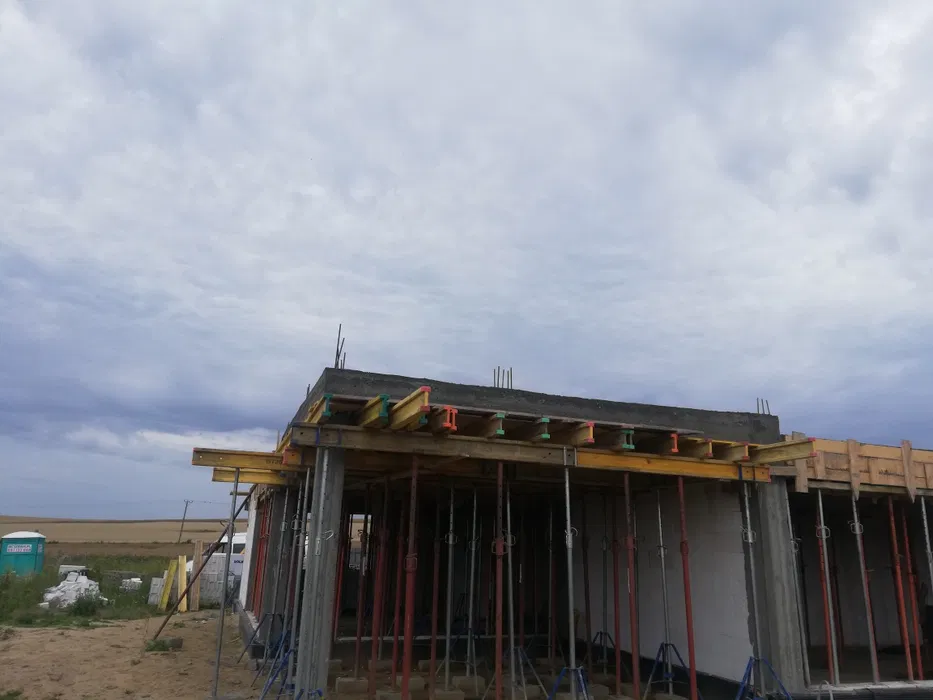 Szalunek stropowy wynajem stemple podpory dźwigary