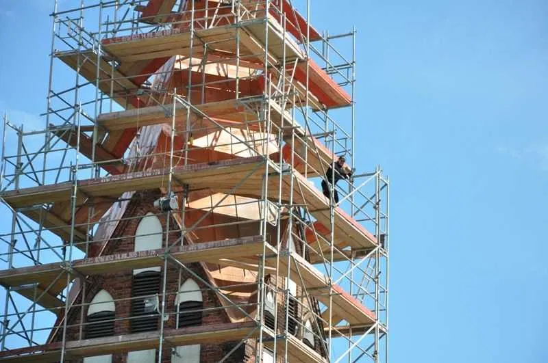 Wynajem rusztowań elewacyjnych (3000m²) i aluminiowych.