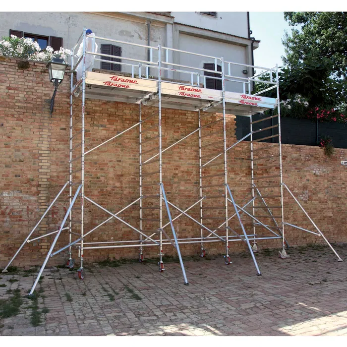 Wynajem rusztowań elewacyjnych (3000m²) i aluminiowych.