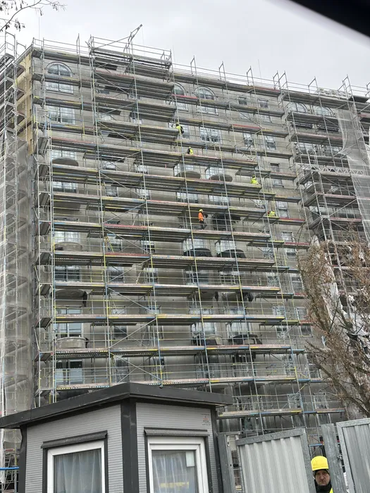 Wynajem rusztowań elewacyjnych