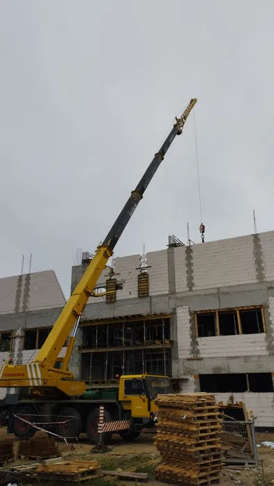 Usługi dźwigowe Wrocław Wynajem dźwigu od 25T do 50T długość 38m + 19m
