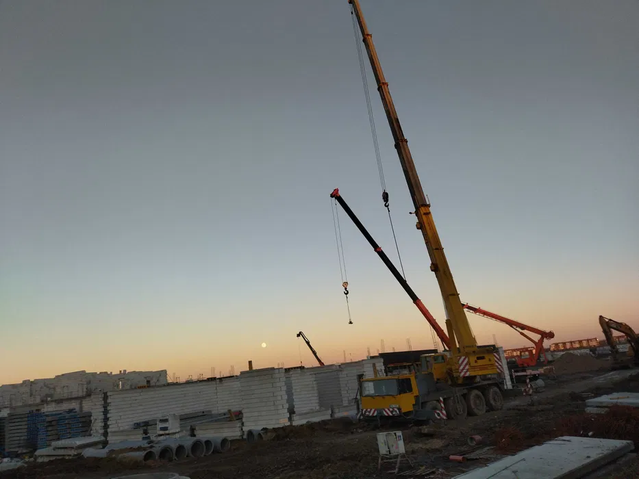 Usługi dźwigowe Wrocław Wynajem dźwigu od 25T do 50T długość 38m + 19m